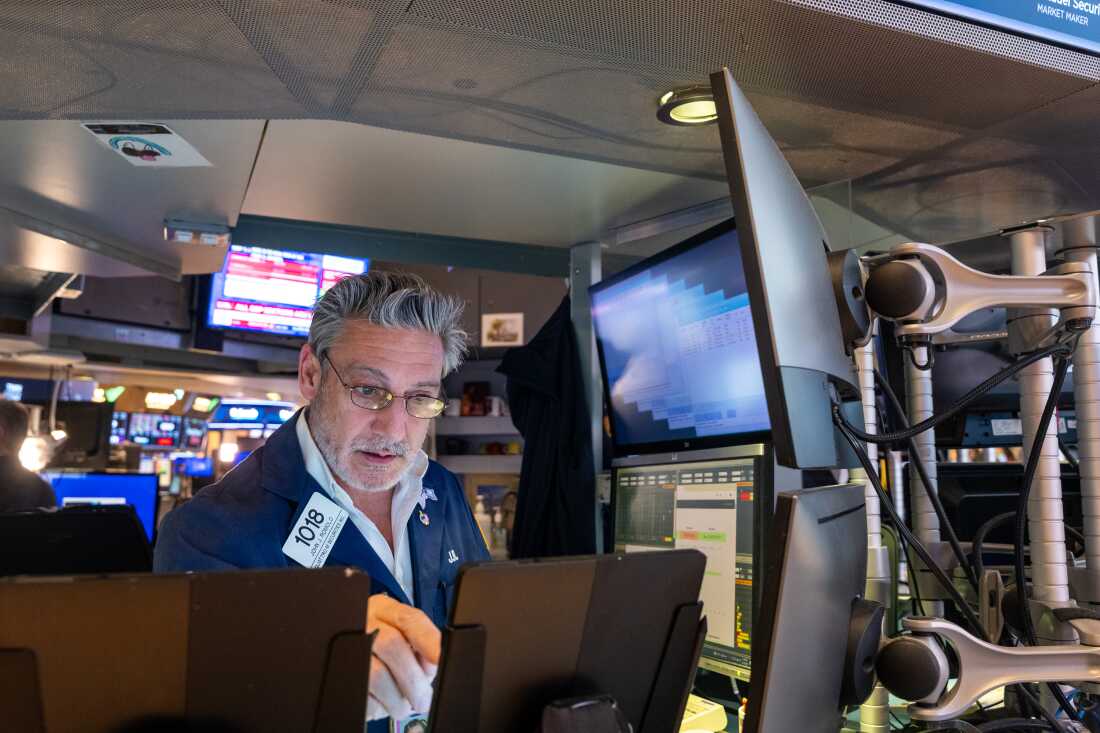 Hedge funds are still dumping stocks while retail investors keep the bull market alive